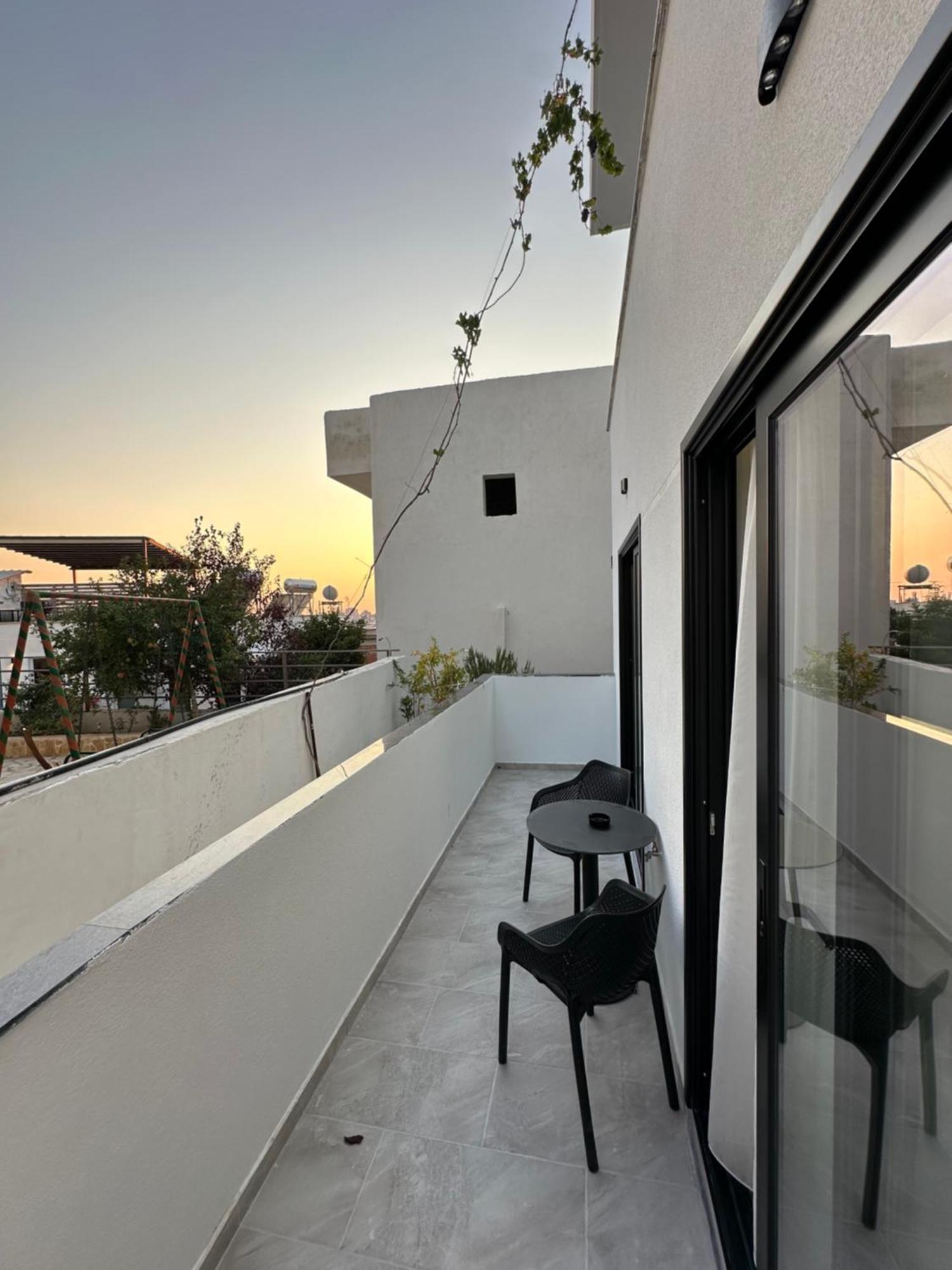 Io'S Apartments Sarande Exterior photo