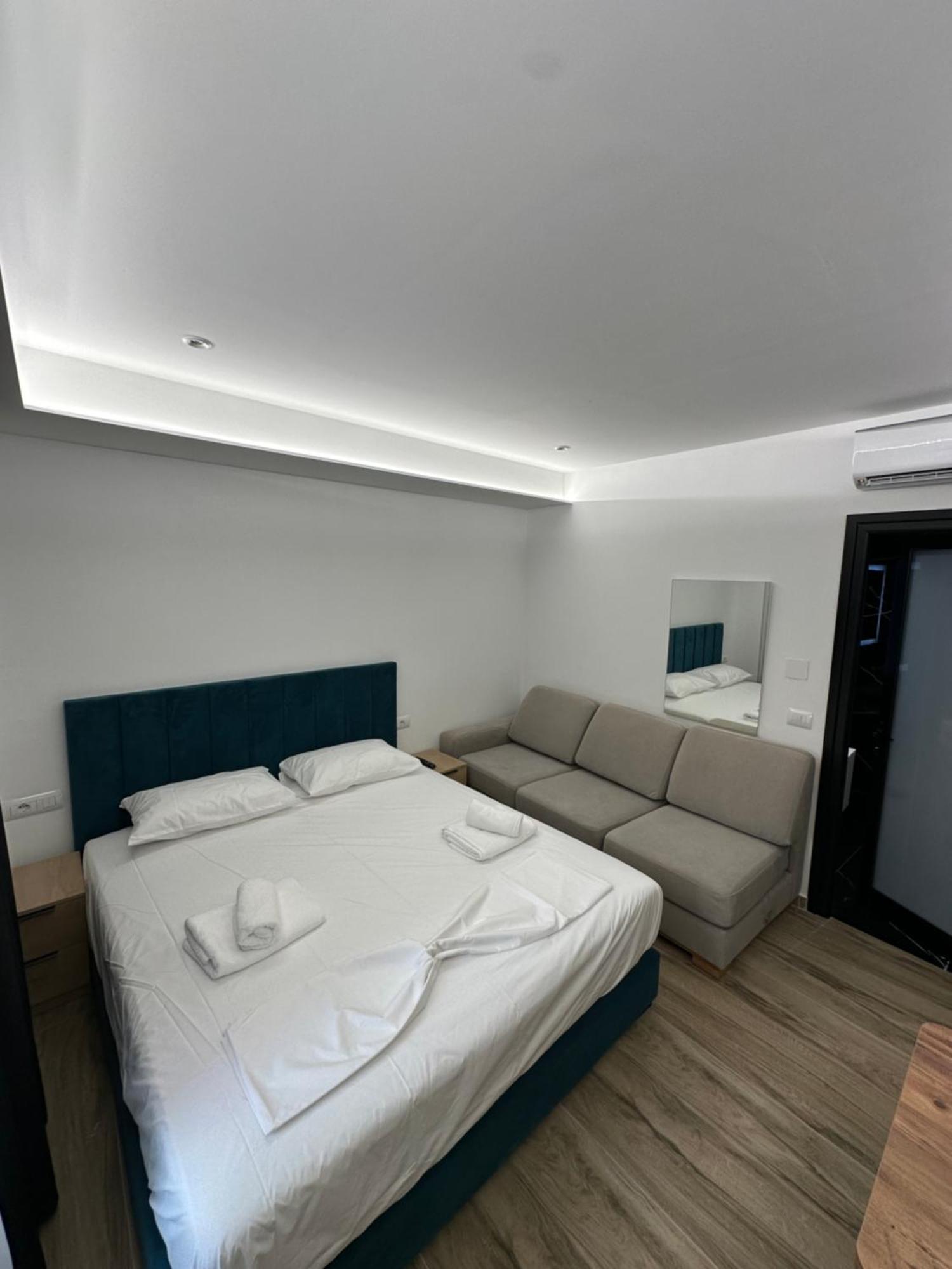 Io'S Apartments Sarande Exterior photo